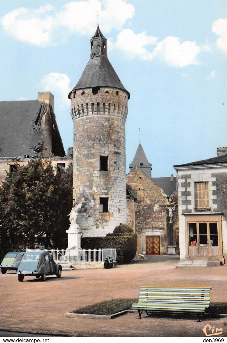MONTS-sur-GUESNES - La Place Du Château Et L'Eglise - 2CV Citroën - Monument Aux Morts, La Croix - Monts Sur Guesnes