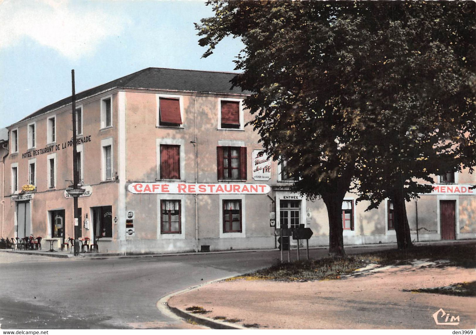 MIREBEAU - L'Hôtel-Café-Restaurant De La Promenade - Mirebeau