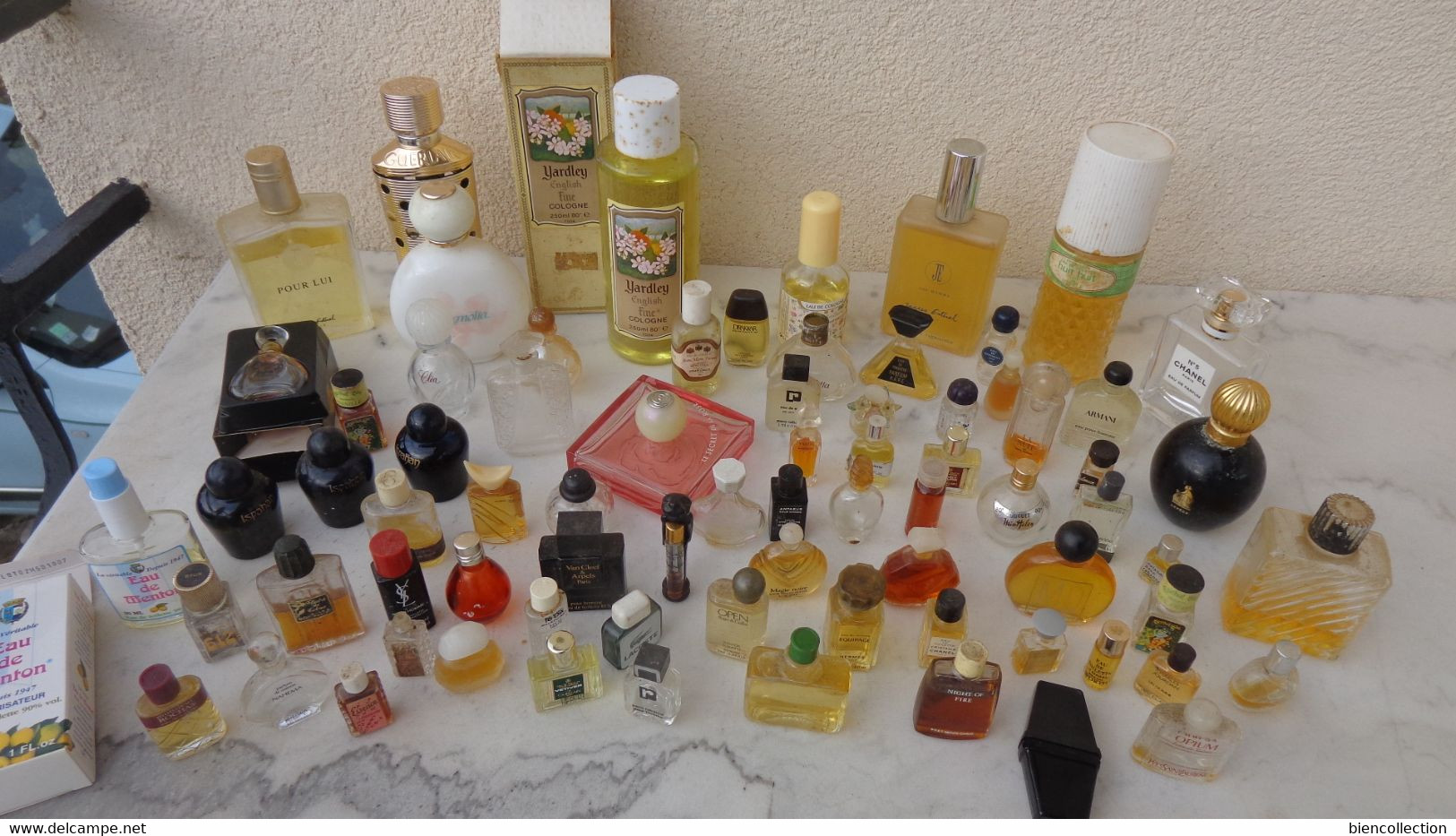 74 Miniatures Et Flacons De Parfum Ou Eau De Toilette Dont Certains Plein Ou En Parti. Chanel , Paco Rabane Et Autres. - Non Classés