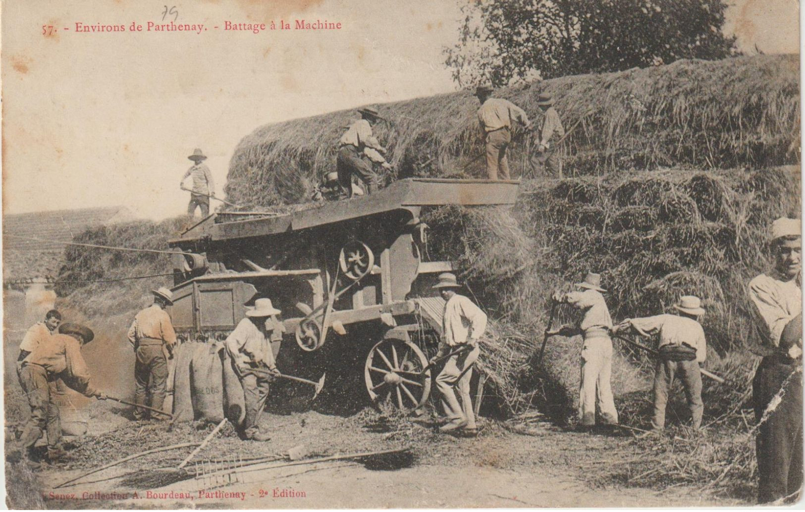 CPA  79  ENVIRONS DE PARTHENAY BATTAGE A LA MACHINE   ( Pour Documentation Pli Bas Droite ) - Parthenay