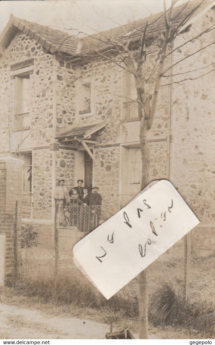JUVISY Sur ORGE  - La Famille Shmitt ?  Posant Devant Leur Belle Maison ( Carte Photo ) - Juvisy-sur-Orge
