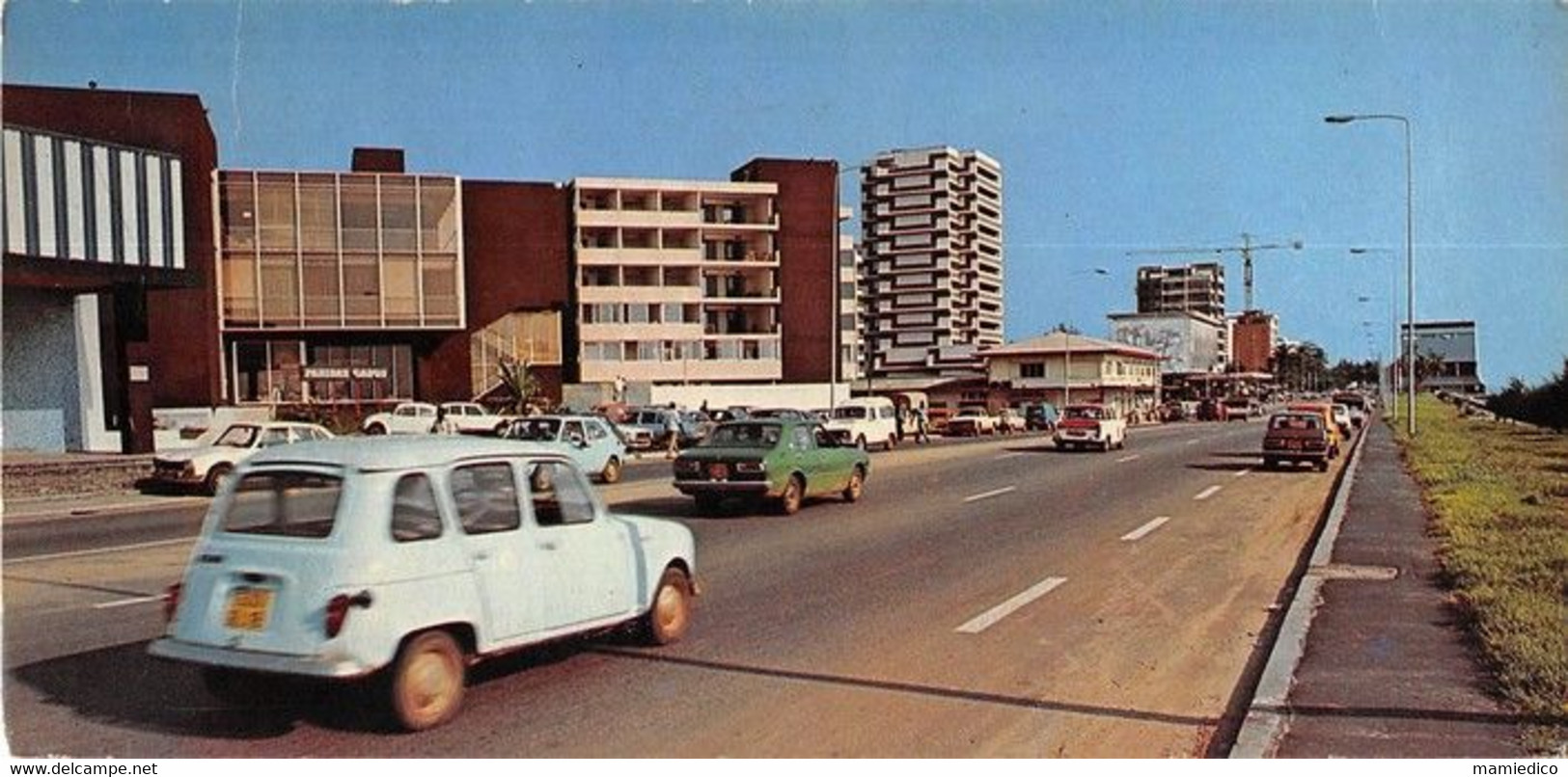 Une Automobile Renault 4L En Gros Plan Et Autres Voitures Sur Une Vue De LIBREVILLE-GABON  2 Scans - Toerisme