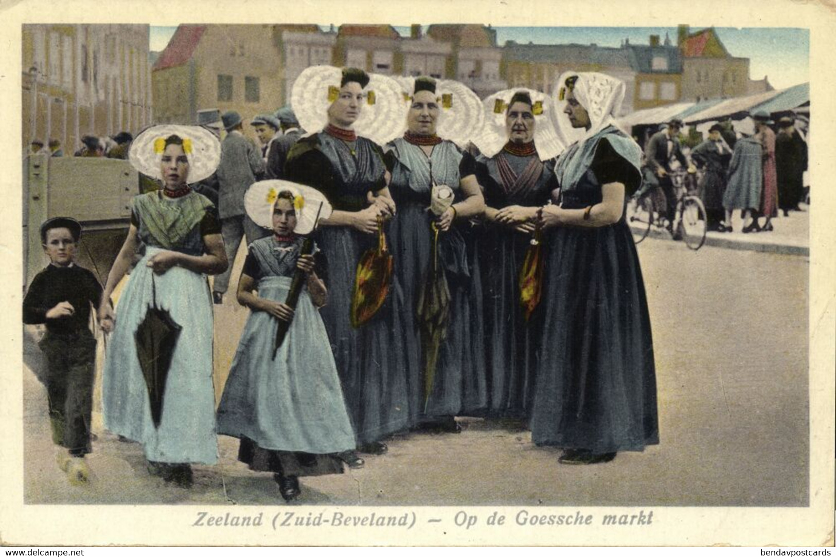 Nederland, GOES, Dames In Klederdracht Op De Markt (1928) Ansichtkaart - Goes