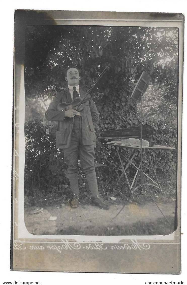 LA MAISON NEUVE EN 1917 UN MEDECIN AIDE MAJOR AUX ARMEES AVEC SON VIOLON - CARTE PHOTO MILITAIRE - Autres & Non Classés