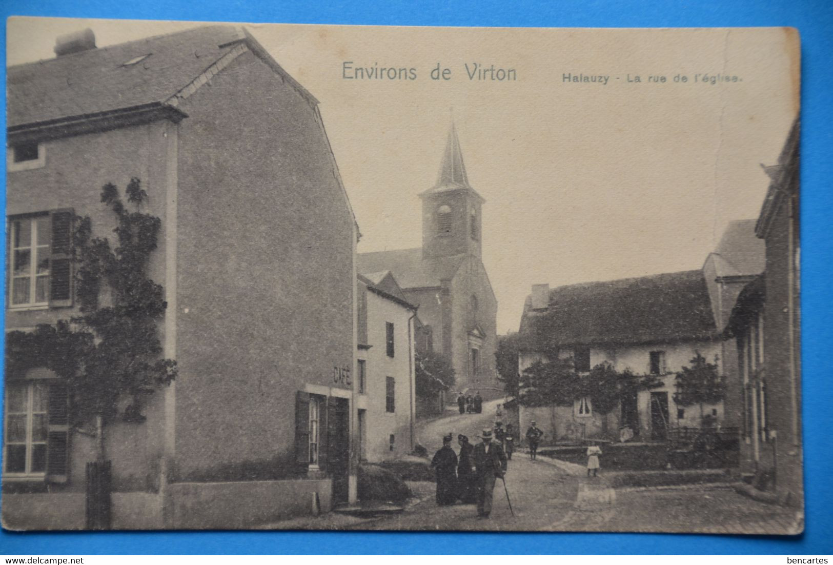 Halanzy, La Rue De L'église Très Animée Aux Environs De Virton. Faute D'orthographe ! - Virton