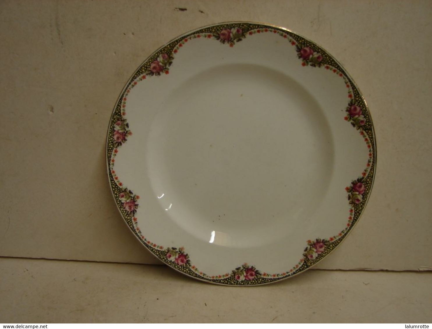 Lot. 1405. Assiette Boch La Louvière. Guirlande De Fleurs - Villeroy/Boch (LUX)