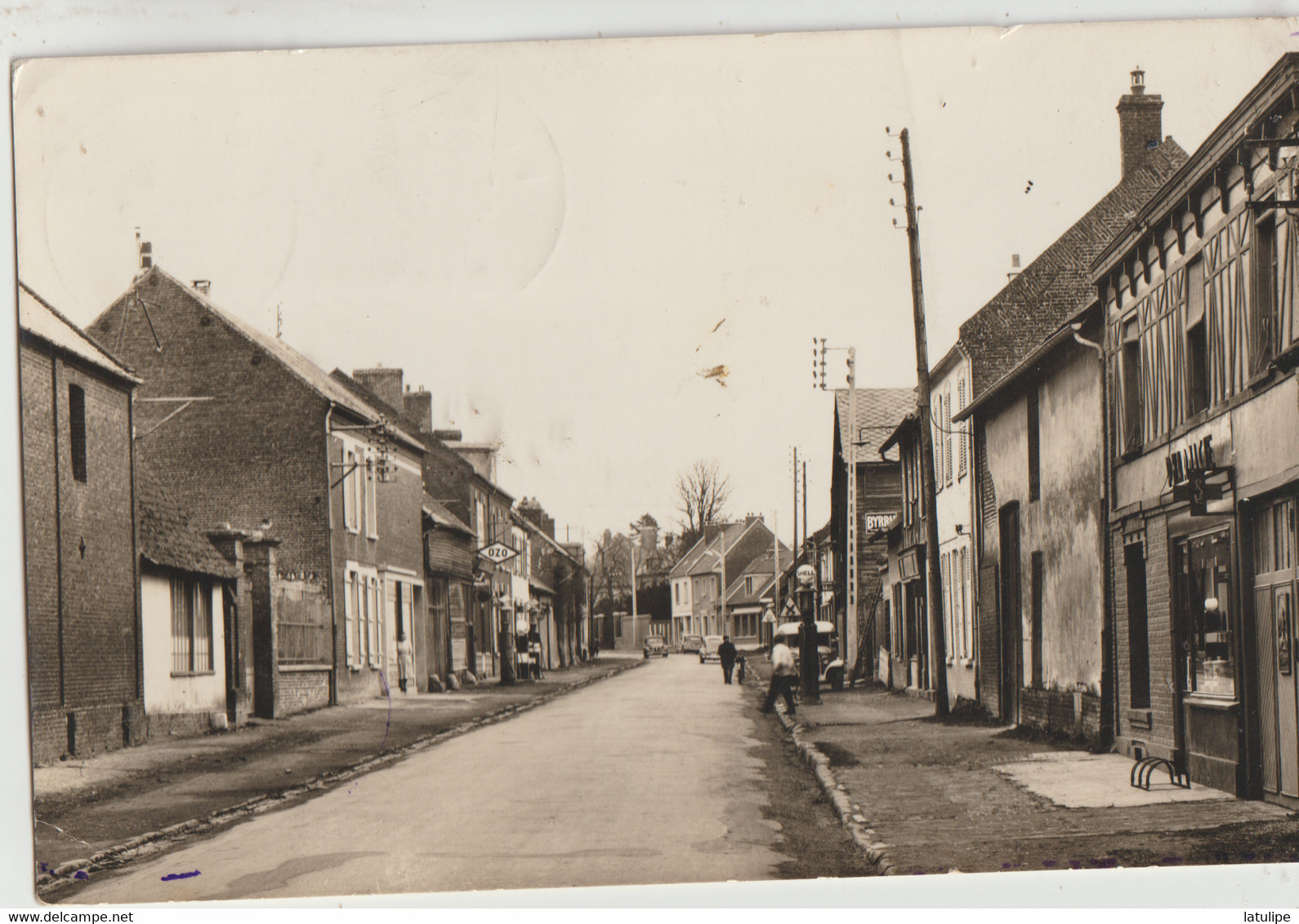 Froissy  60   La Grand'Rue Animée 'Epicerie Et 2 Garage Avec Chacun Une  Pompe A  Essence Et Voitures - Froissy