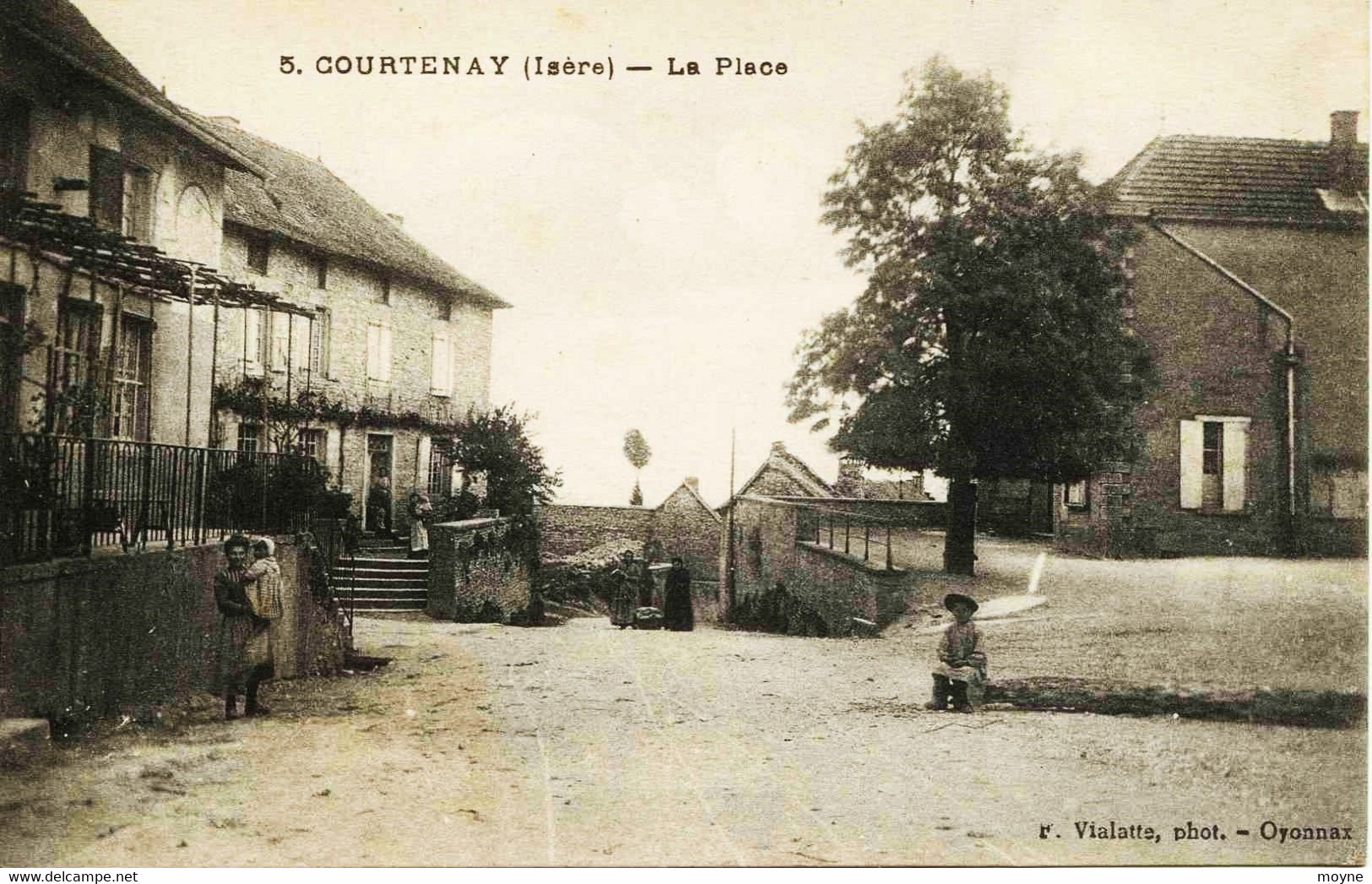 11505 -  CORBELIN  :  LA PLACE DU VILLAGE .circulée En 1923 - Corbelin