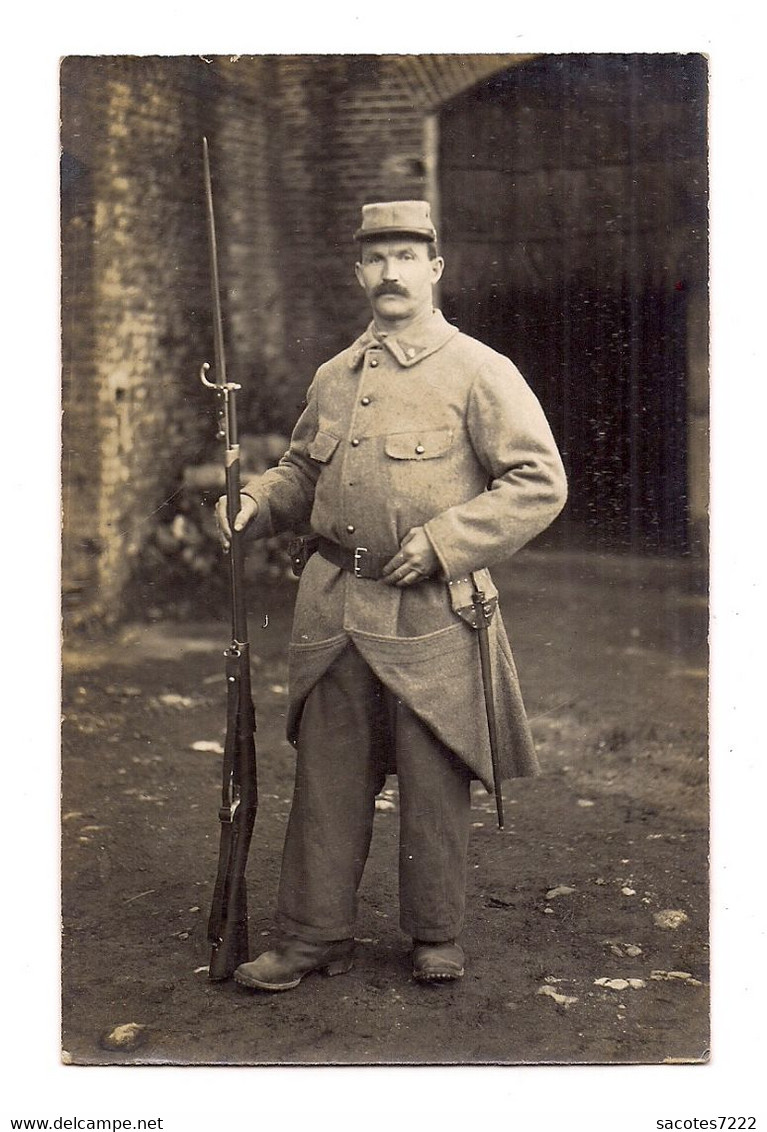 CARTE PHOTO MILITAIRE EN TENUE GUERRE 14 - -FUSIL - - Personen