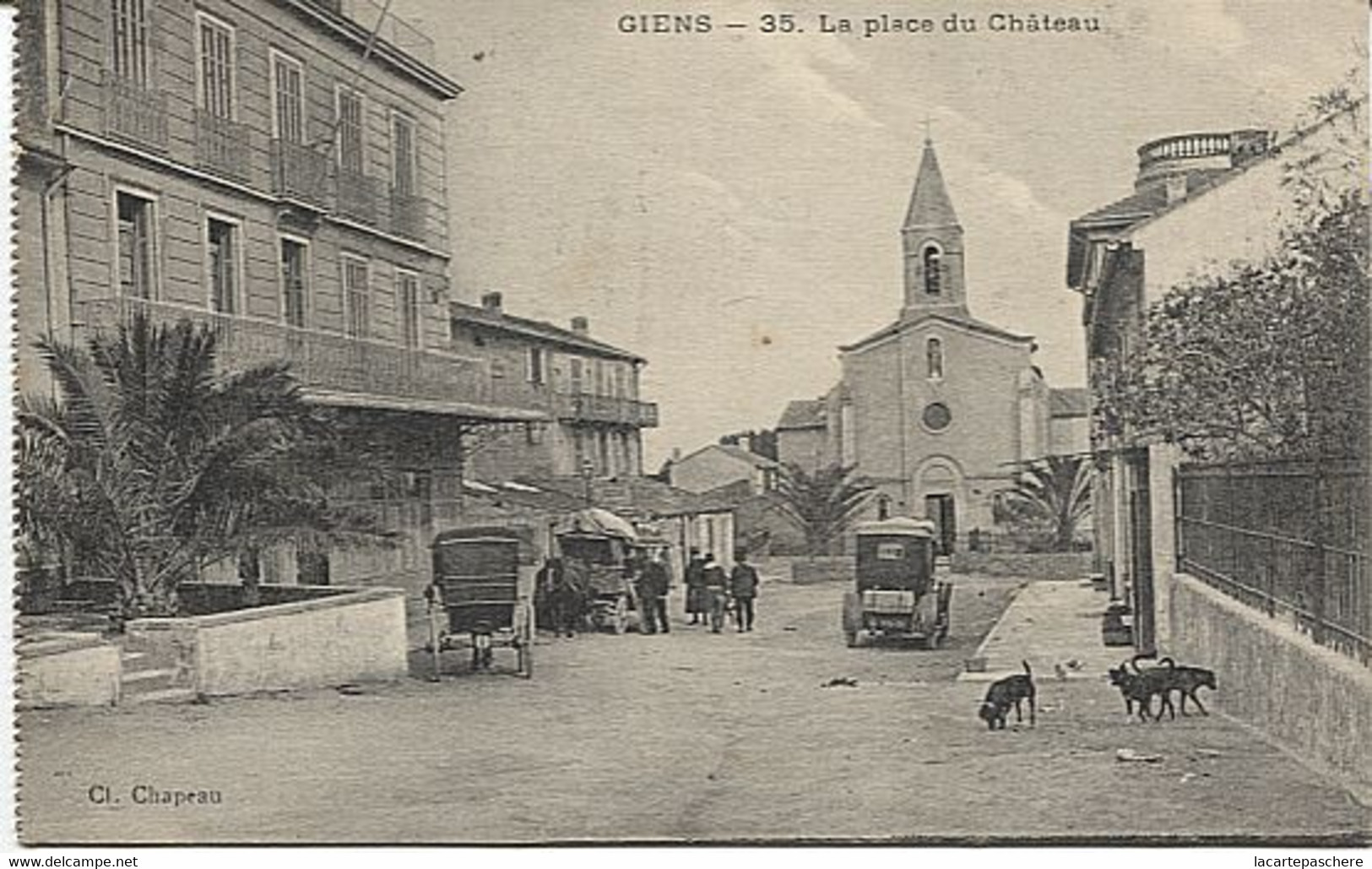 X124242 VAR HYERES GIENS LA PLACE DU CHATEAU MARCHAND AMBULANT AU CENTRE DE LA CARTE  ? - Hyeres