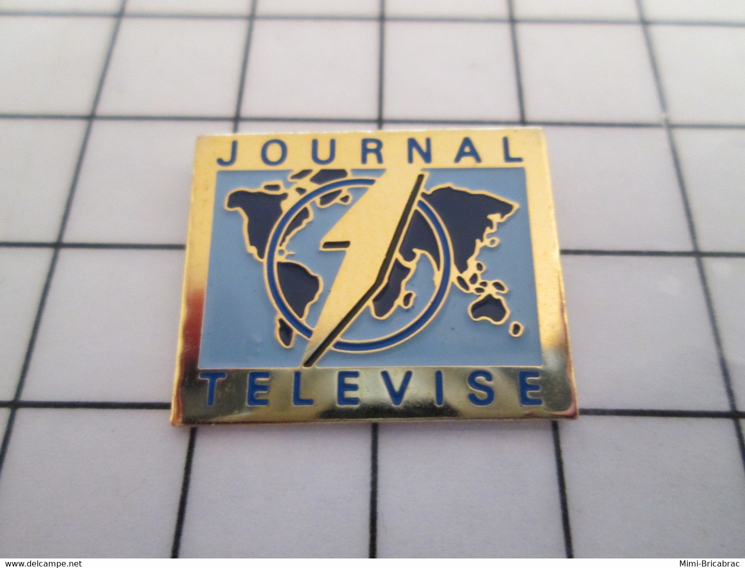 2019 Pin's Pins / Rare Et De Belle Qualité !!! THEME MEDIAS / JOURNAL TELEVISE PLANISPHERE CARTE DU MONDE - Médias