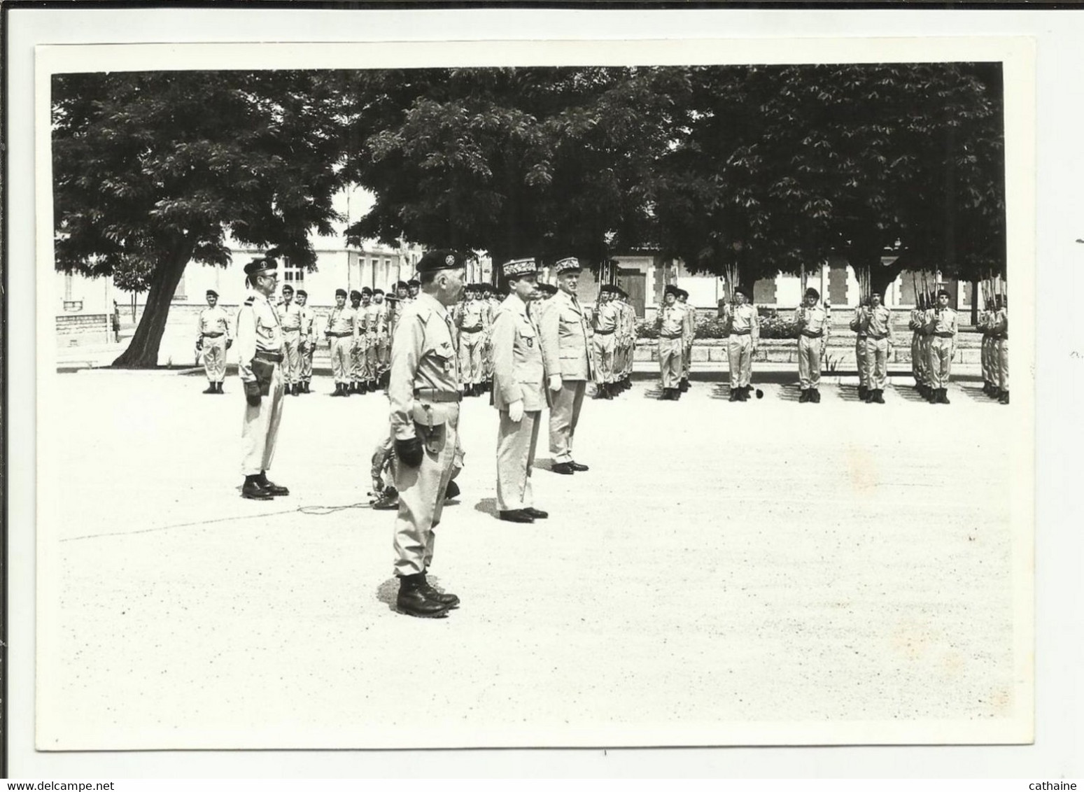 MILITARIA  .  PHOTO  .  CAMP DE MEUCON 1976 . PASSATION DE COMMANDEMENT ENTRE LE COLONEL FOUILLANT ET LE COLONEL GIBOURG - Reggimenti