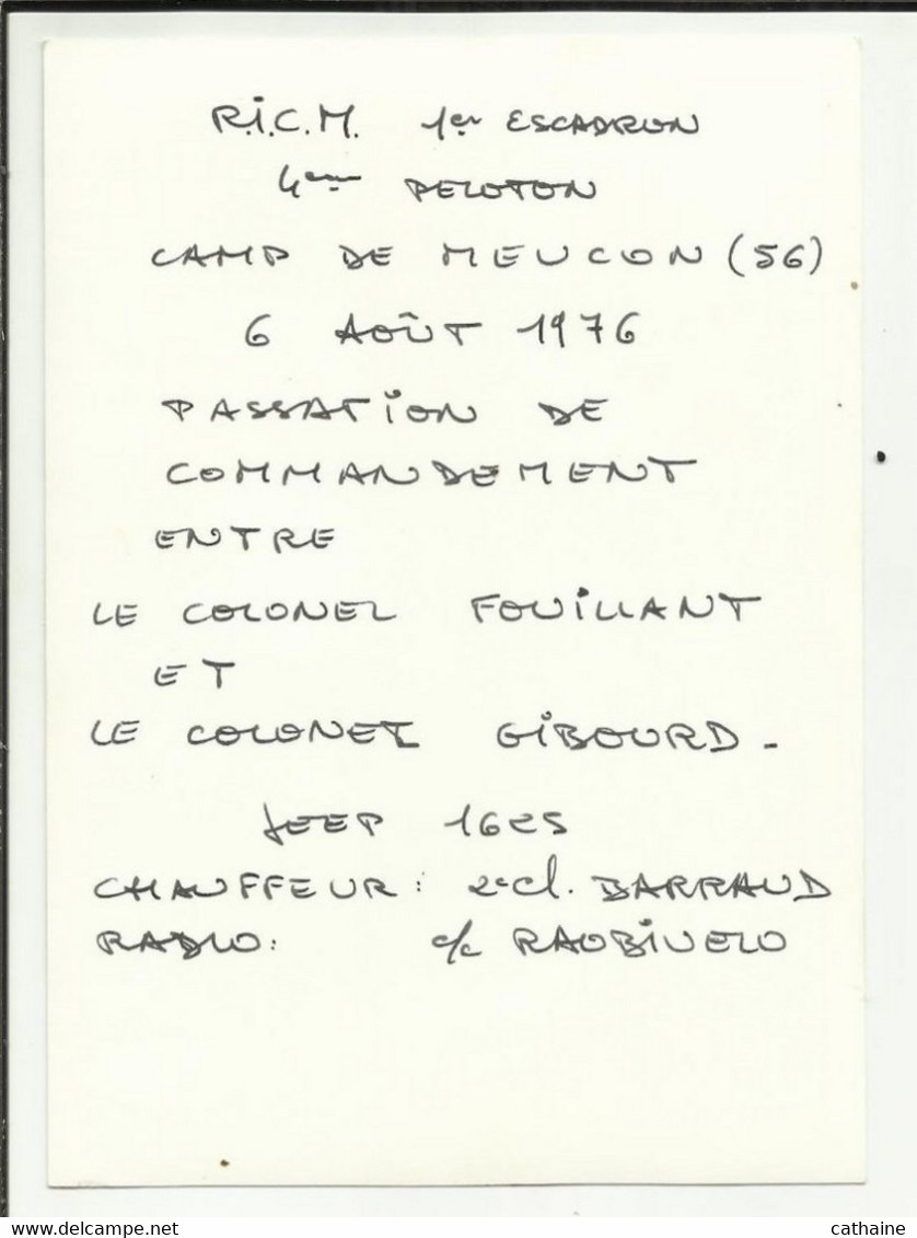 MILITARIA  .  PHOTO  .  CAMP DE MEUCON 1976 . PASSATION DE COMMANDEMENT ENTRE LE COLONEL FOUILLANT ET LE COLONEL GIBOURG - Reggimenti