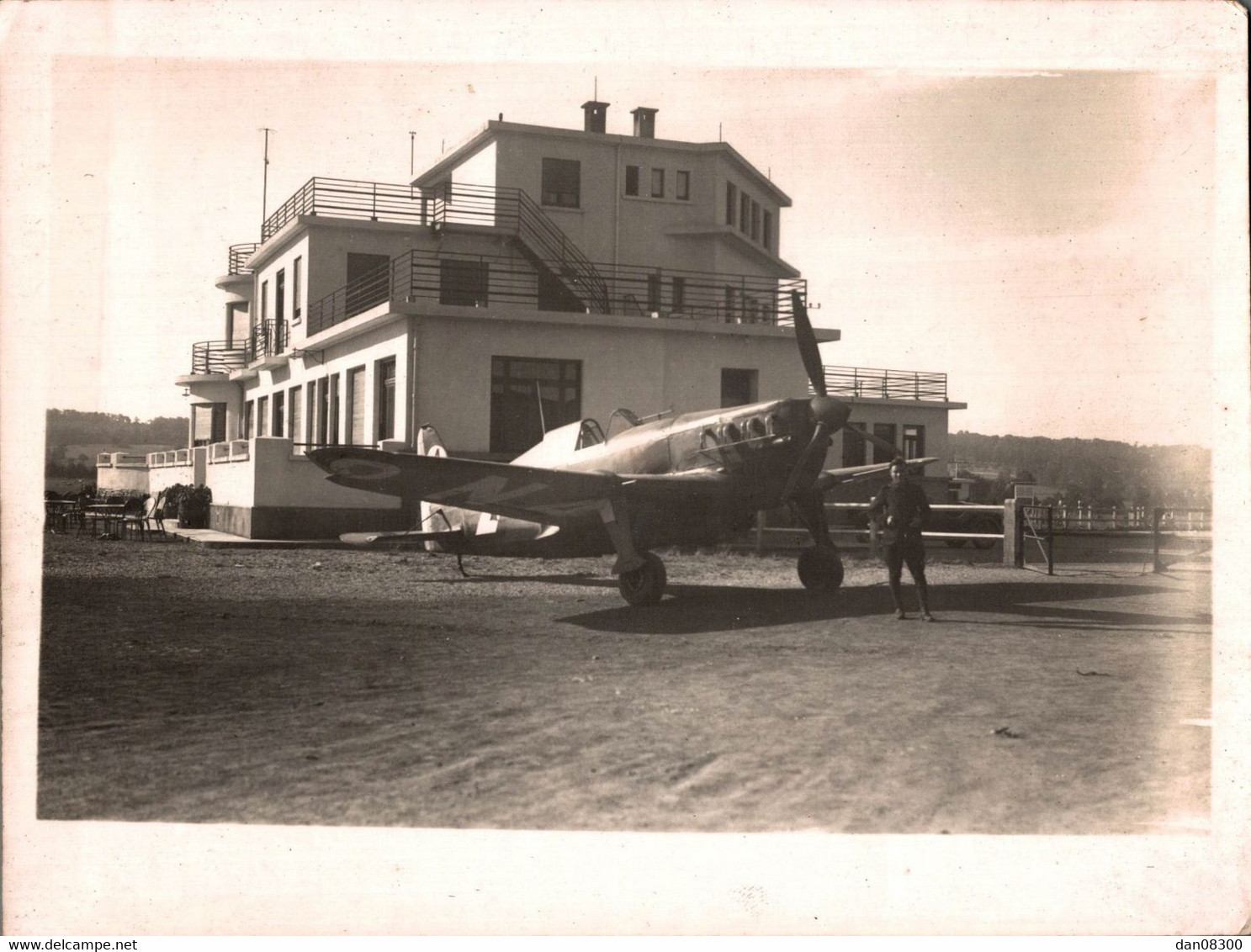 PHOTO DE 13.5 X 18 CMS REPRESENTANT UN MORANE SAULNIER 406 N° 162  DU GC II/6 4eme ESCADRILLE  AVEC SON PILOTE A COTE - Luchtvaart