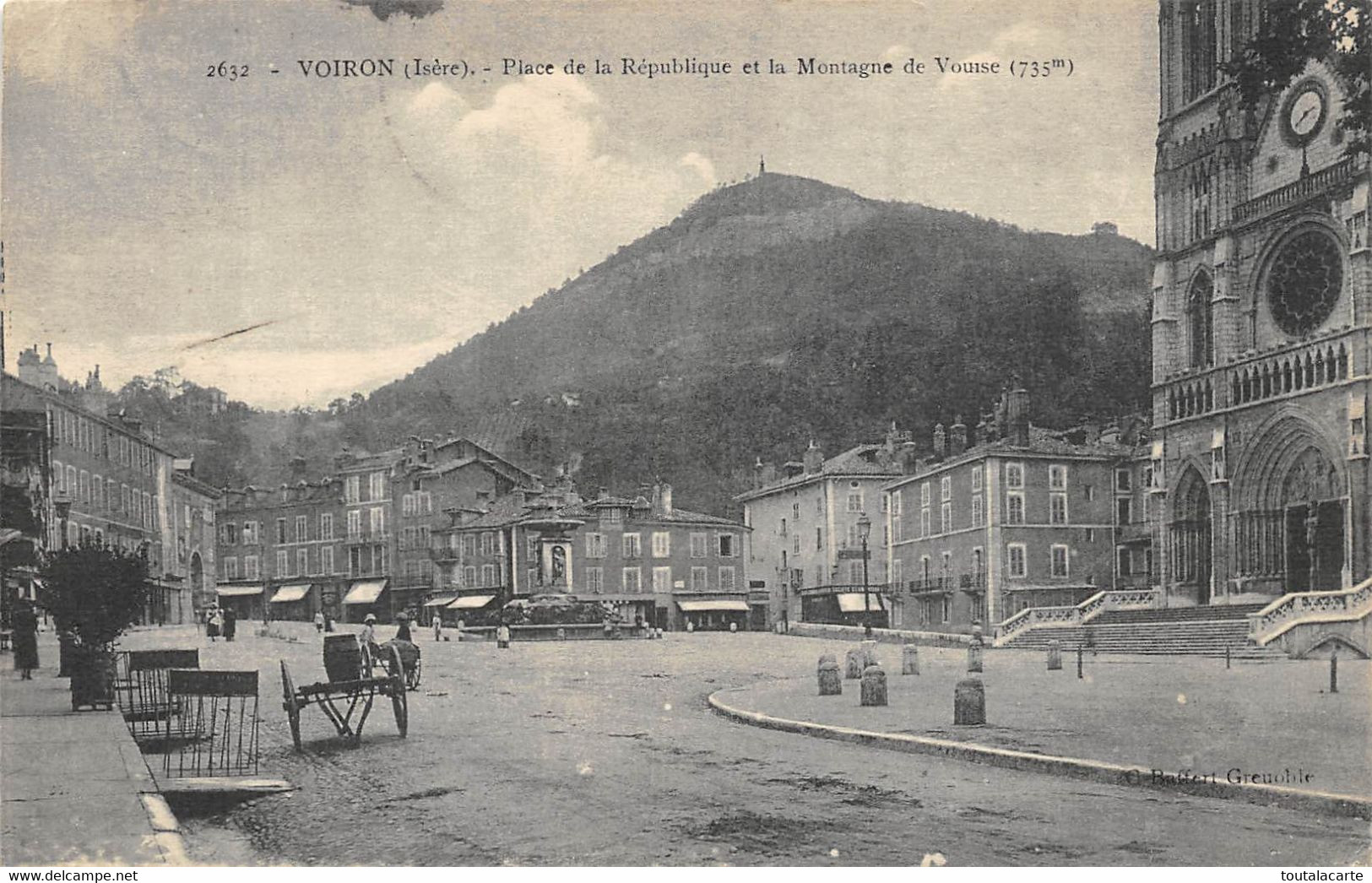 CPA 38 VOIRON PLACE DE LA REPUBLIQUE ET LA MONTAGNE DE VOUISE - Voiron