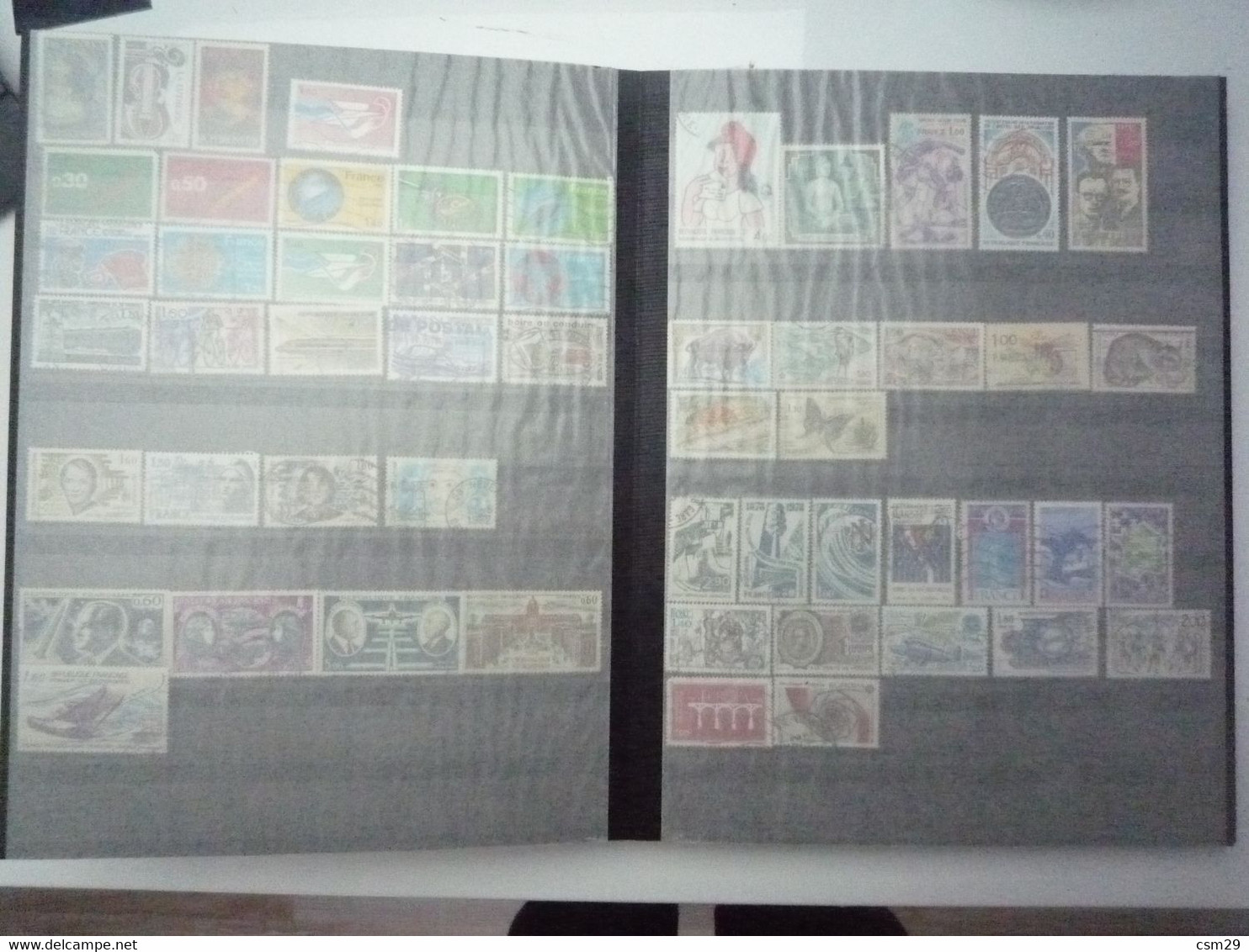 Dans un carton, Classeurs Timbres  Monde et divers des milliers - A voir - 89 scans