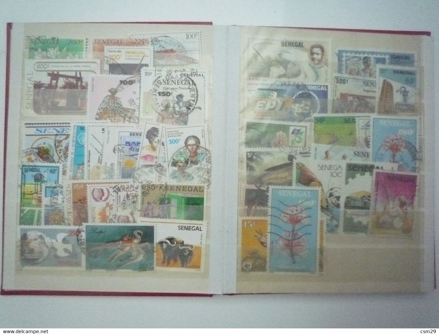 Dans un carton, Classeurs Timbres  Monde et divers des milliers - A voir - 89 scans