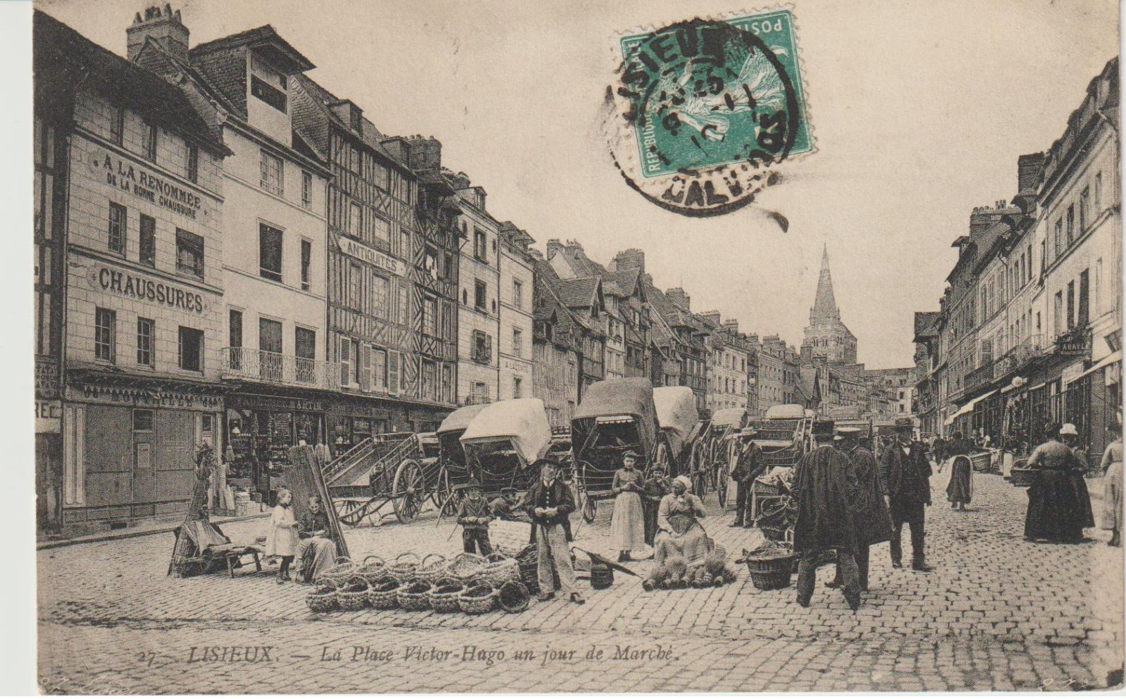 CPA  14  LISIEUX  LA PLACE VICTOR HUGO UN JOUR DE MARCHE - Lisieux