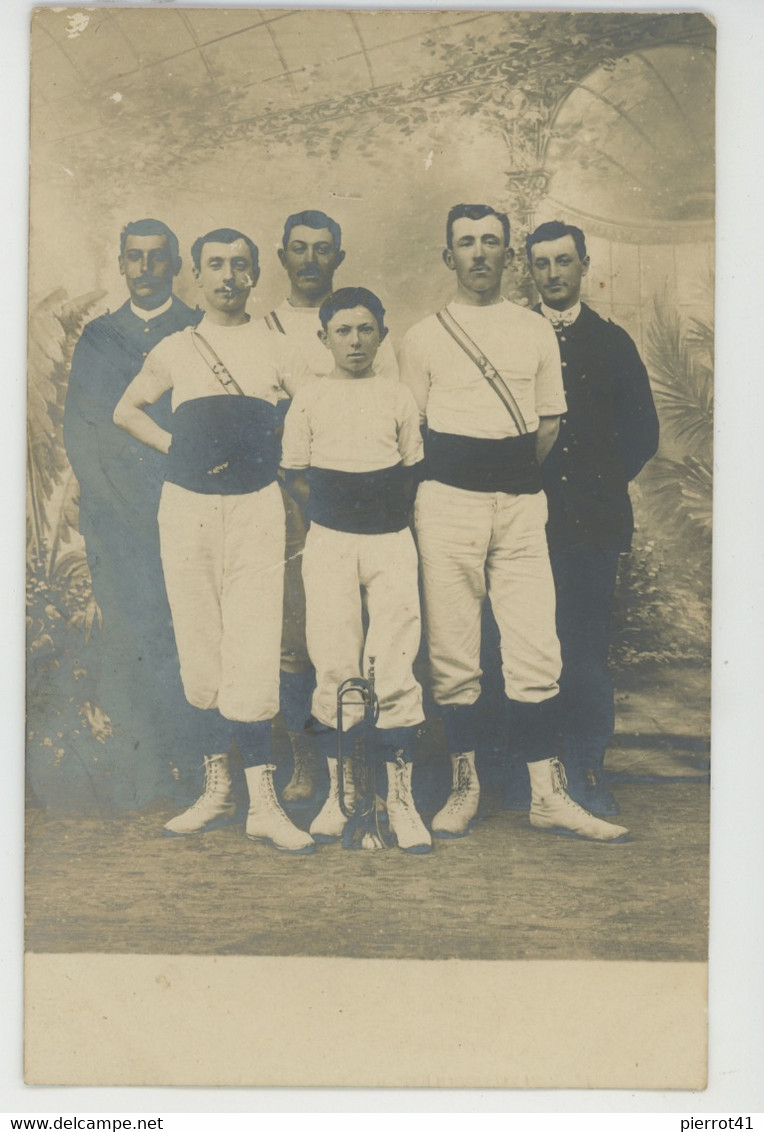 SAVIGNY SUR BRAYE - Belle Carte Photo Hommes Gymnastes Posant Avec Trompette Début XXème - Photo BRIANT à SAVIGNY - Other & Unclassified