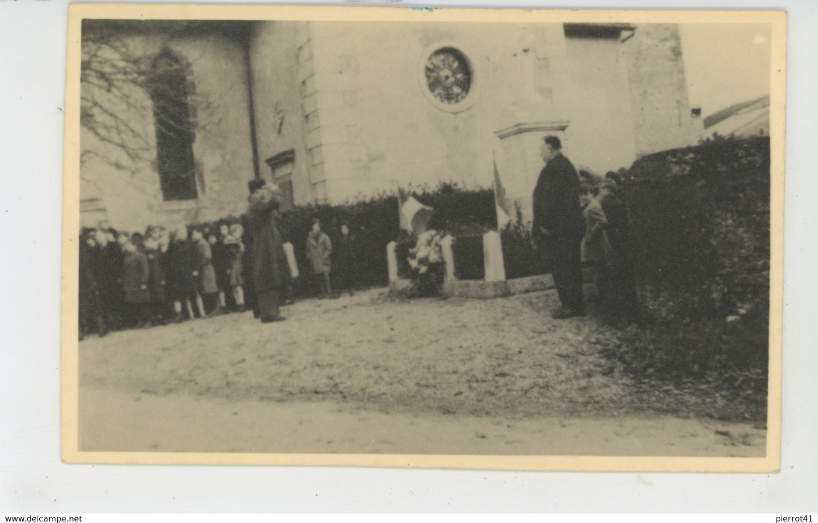 DOUVAINE - Beau Cliché Cérémonie Du 3 Décembre 1943 Devant Le Monument Aux Morts à DUVAINE - Douvaine