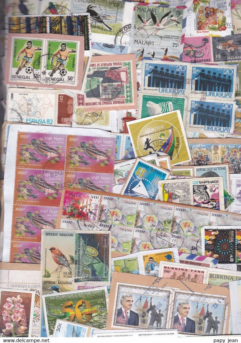 1 Kg TIMBRES MONDE - Petits Et Grands Formats-  Sur Fragments - En Provenance Des Missions - Alla Rinfusa (min 1000 Francobolli)