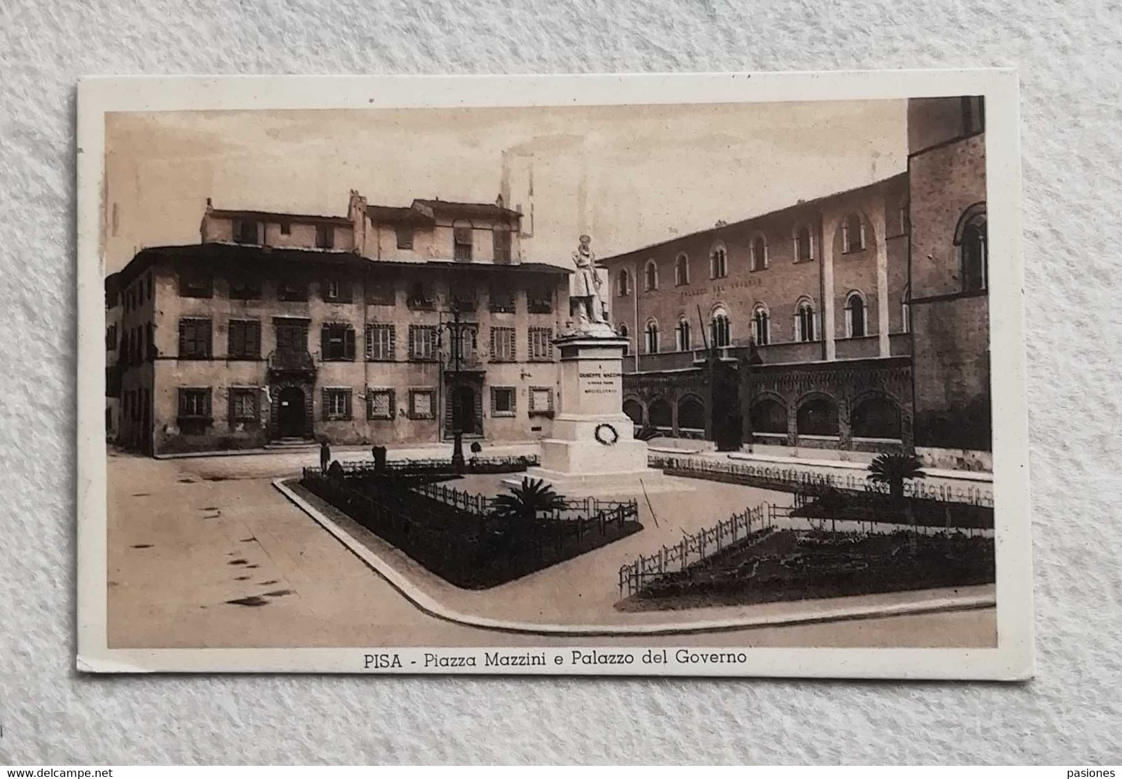 Cartolina Illustrata Pisa - Piazza Mazzini E Palazzo Del Governo, Viaggiata Per Siena 1934 - Pisa