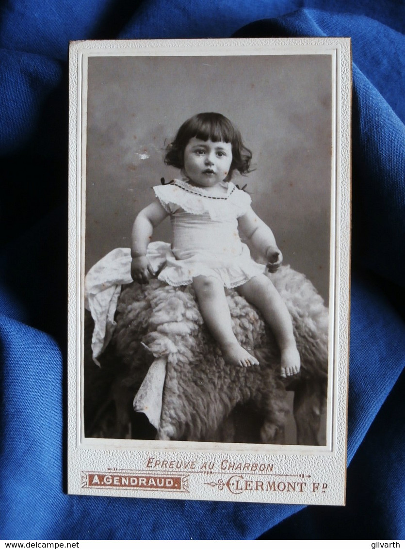 Photo CDV  Gendraud à Clermont Ferrand  Bébé Brun Assis Sur Une Fourrure  CA 1895-1900 - L525 - Antiche (ante 1900)