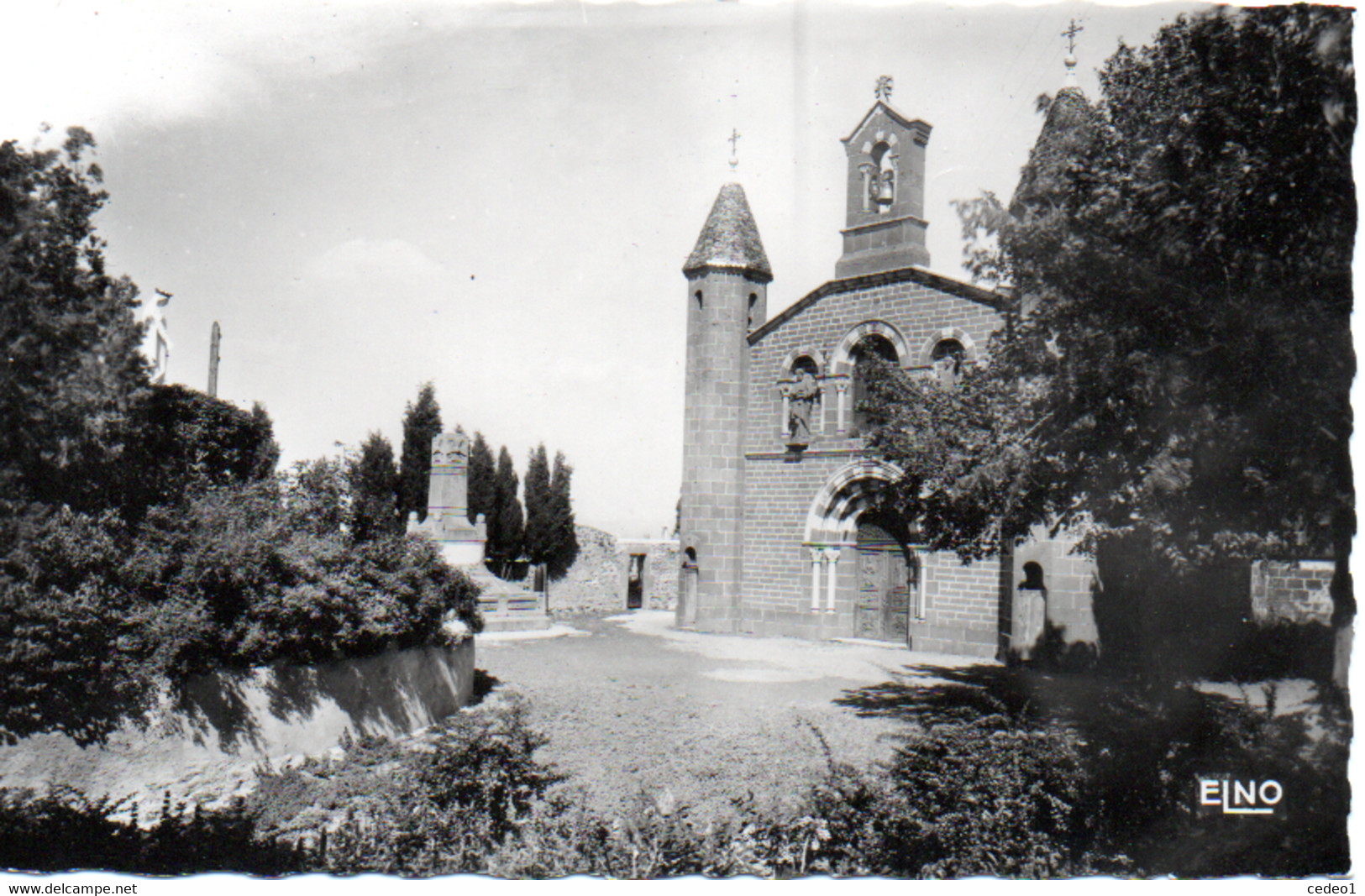 SOLIGNAC SUR LOIRE  PLACE ET FACADE DE L'EGLISE - Solignac Sur Loire