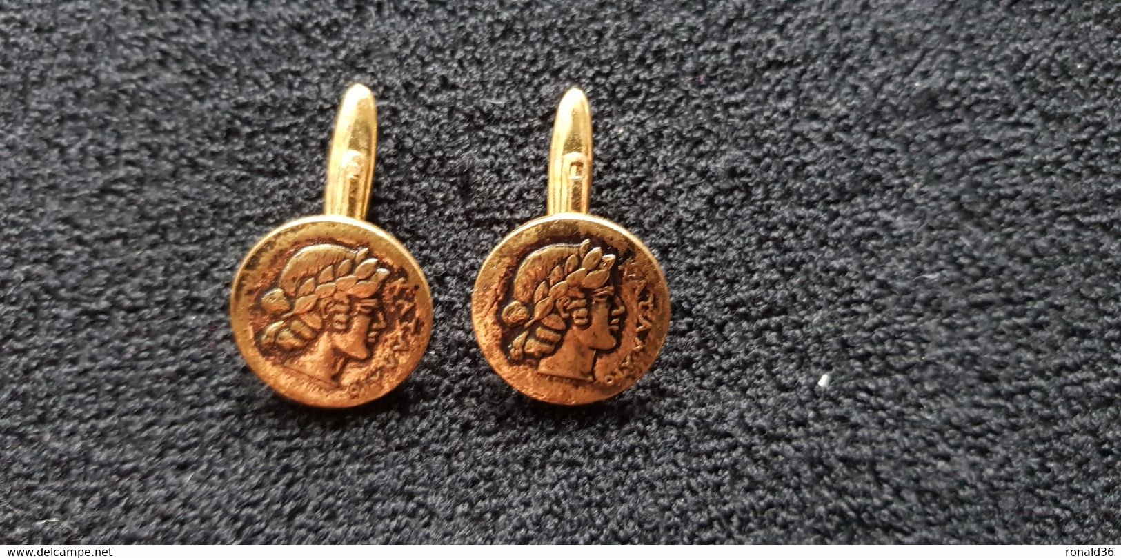 Représentation De Monnaie Antique En Boutons De Manchettes Métal Doré Anciens Pièce Ancienne - Cuff Links & Studs