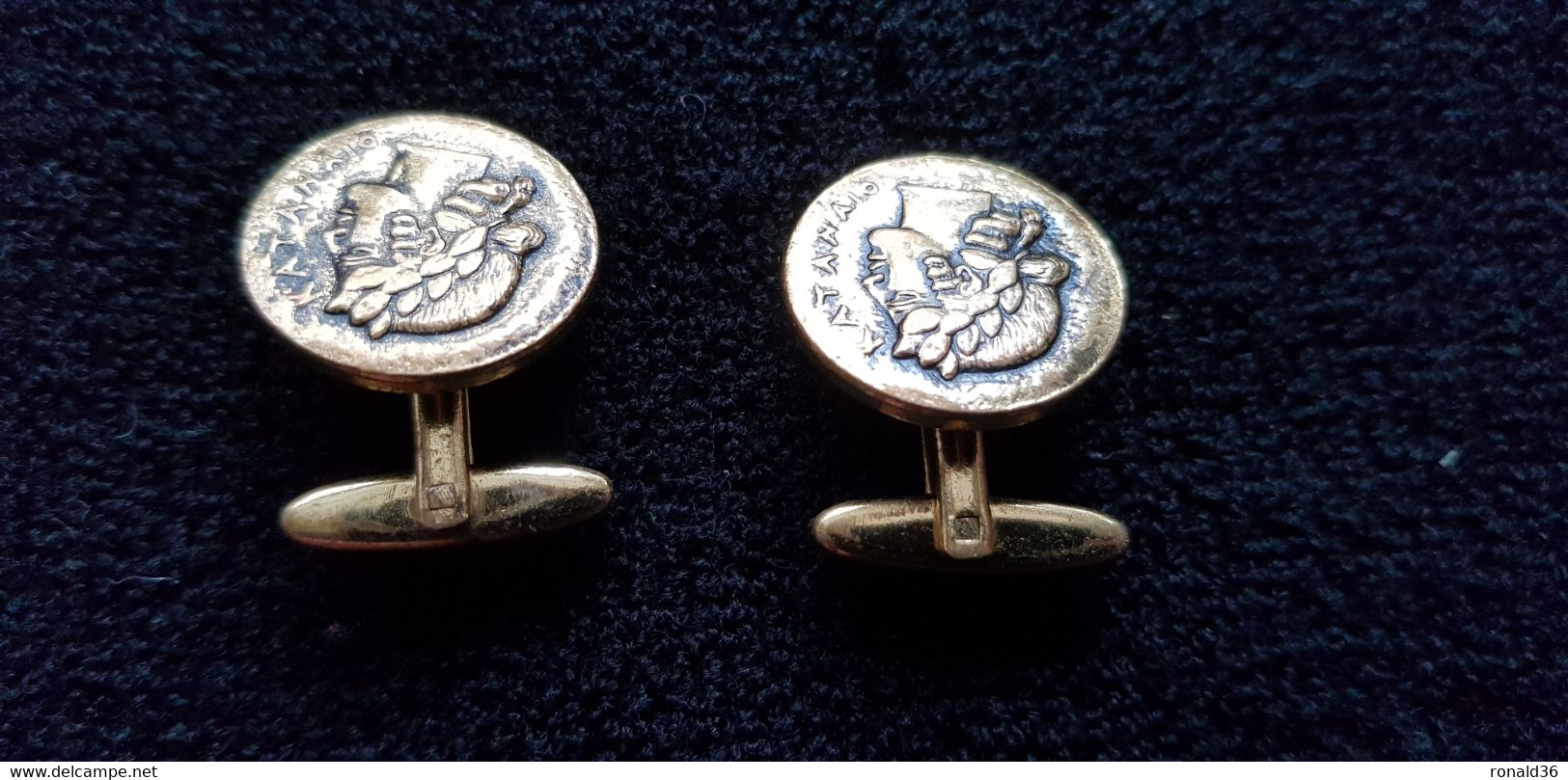 Représentation De Monnaie Antique En Boutons De Manchettes Métal Doré Anciens Pièce Ancienne - Cuff Links & Studs