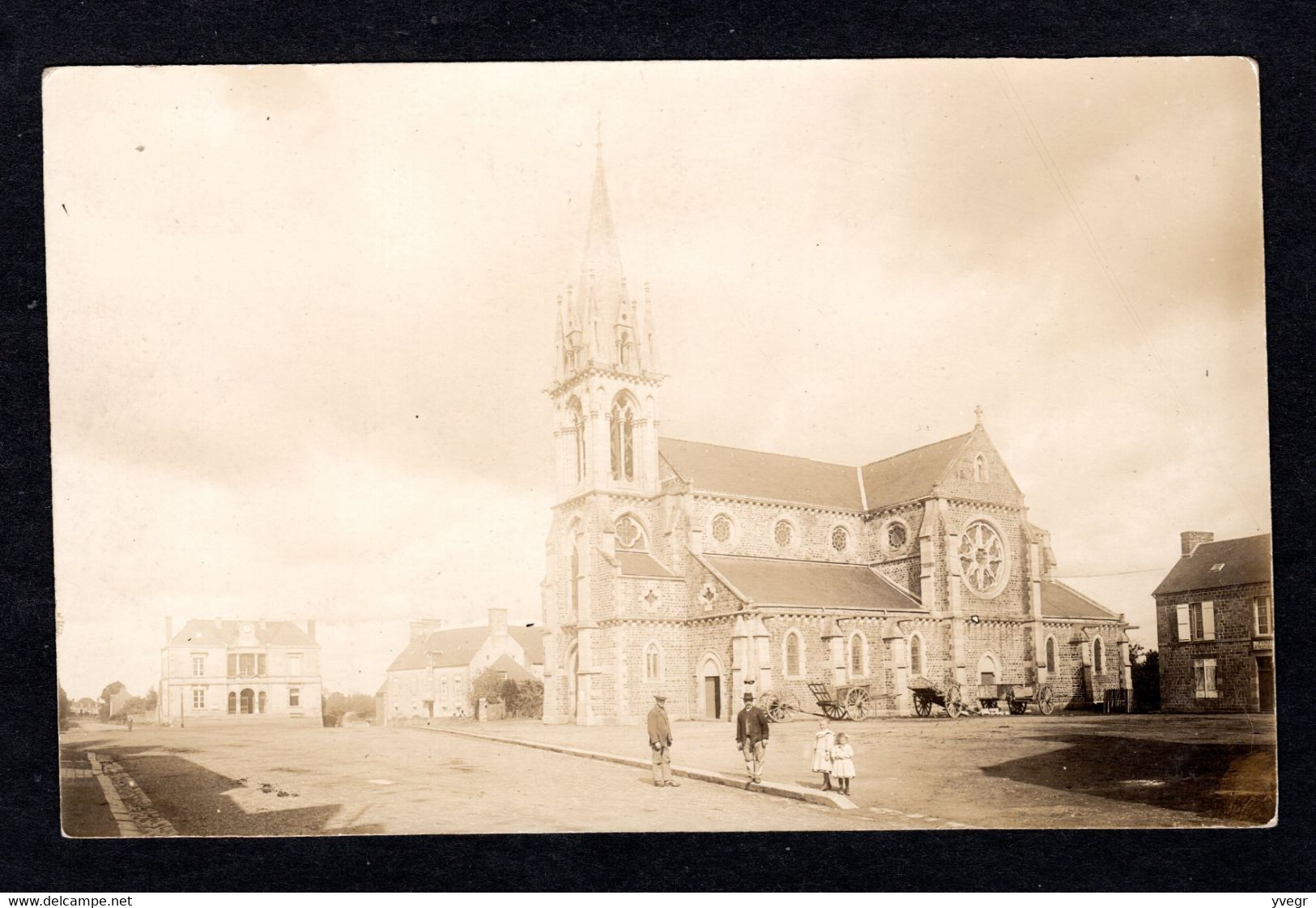 - RARE - Superbe Carte-Photo Du Bourg De Landivy (53 Mayenne) (l'église , La Mairie,  La Place, Charrettes  ) - Landivy