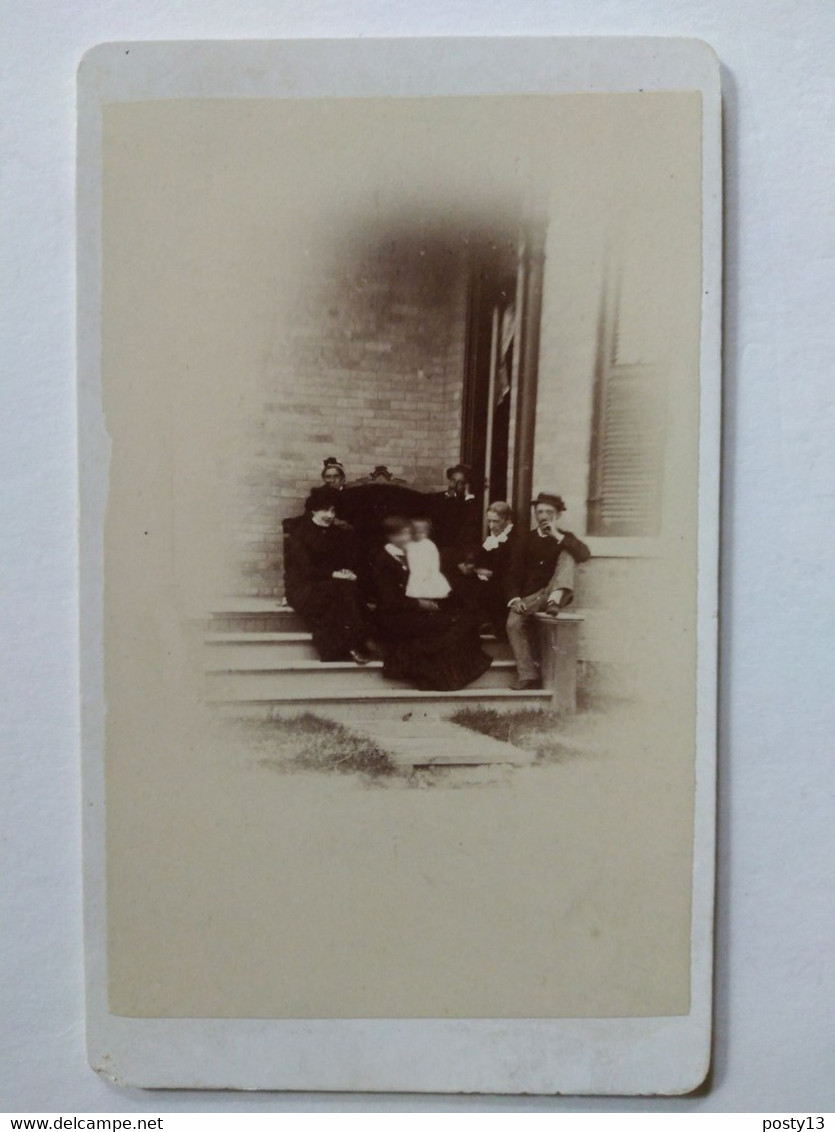 Photographie CDV D' Une Famille Anglaise Posant - Cliché En Extérieur  - Dos Muet - BE - Oud (voor 1900)