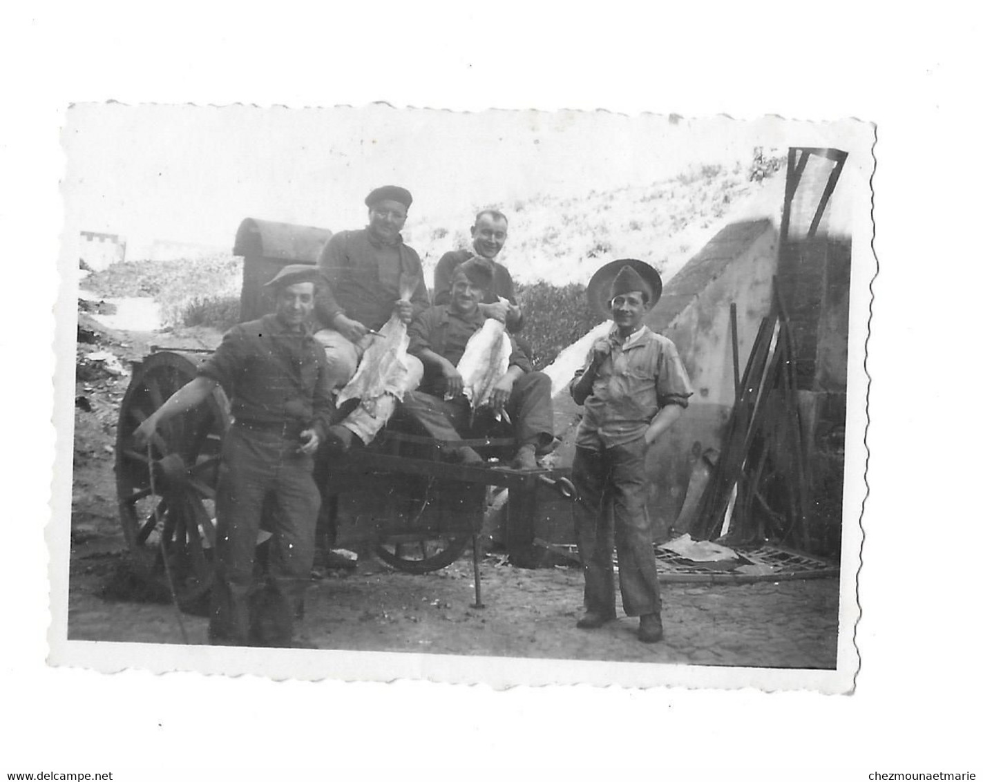 CUISINE ROULANTE AVRIL 1940 LES CUISINIERS TENANT DU POISSON - PHOTO MILITAIRE - Guerra, Militares