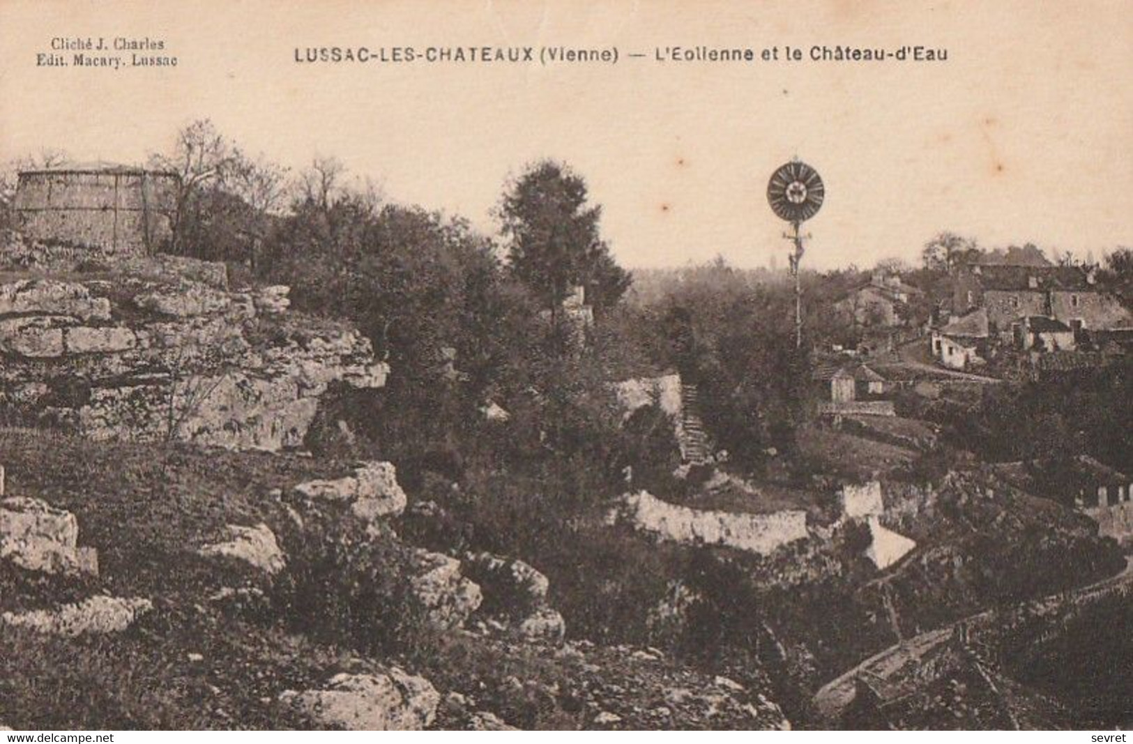 86 LUSSAC-LES-CHÂTEAUX. - L'Eolienne Et Le Château-d'Eau - Lussac Les Chateaux