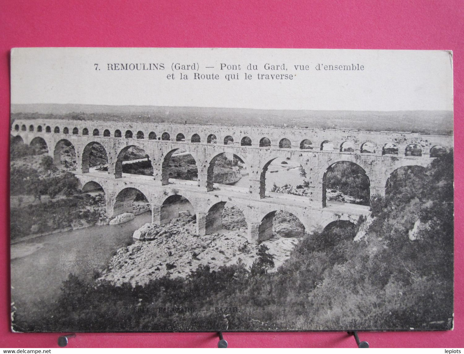 30 - Remoulins - Pont Du Gard Vue D'ensemble Et La Route Qui Le Traverse - Scans Recto-verso - Remoulins