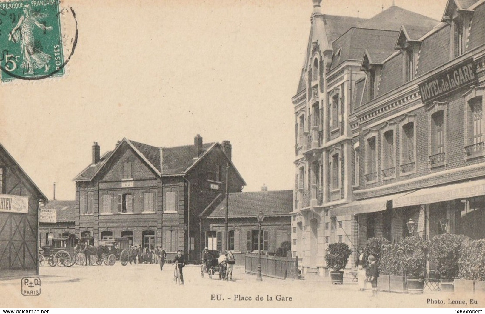 CARTE POSTALE ORIGINALE ANCIENNE : EU  LA PLACE DE LA GARE ET HOTEL ANIMEE SEINE MARITIME (76) - Gares - Sans Trains