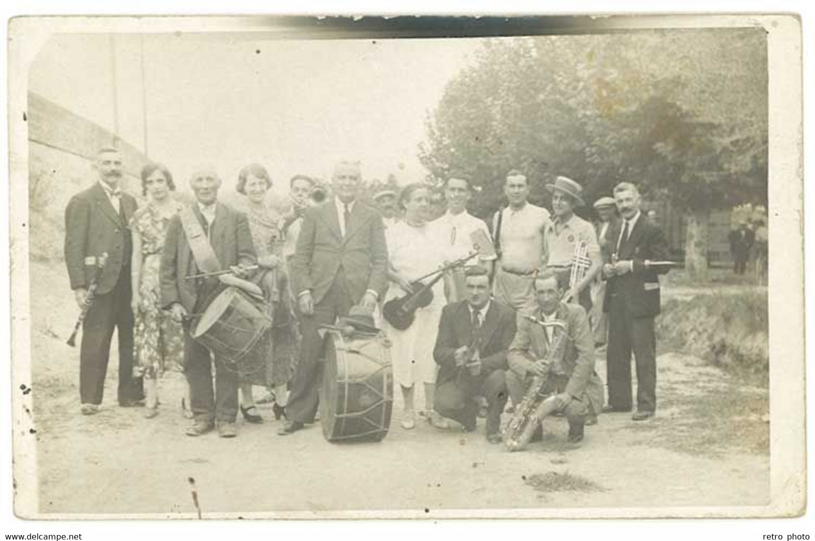 Cpa Carte-photo Groupe De Musiciens, Fanfare , D'un Lot D' Aramon ( Digue Côté Gauche ) - Aramon