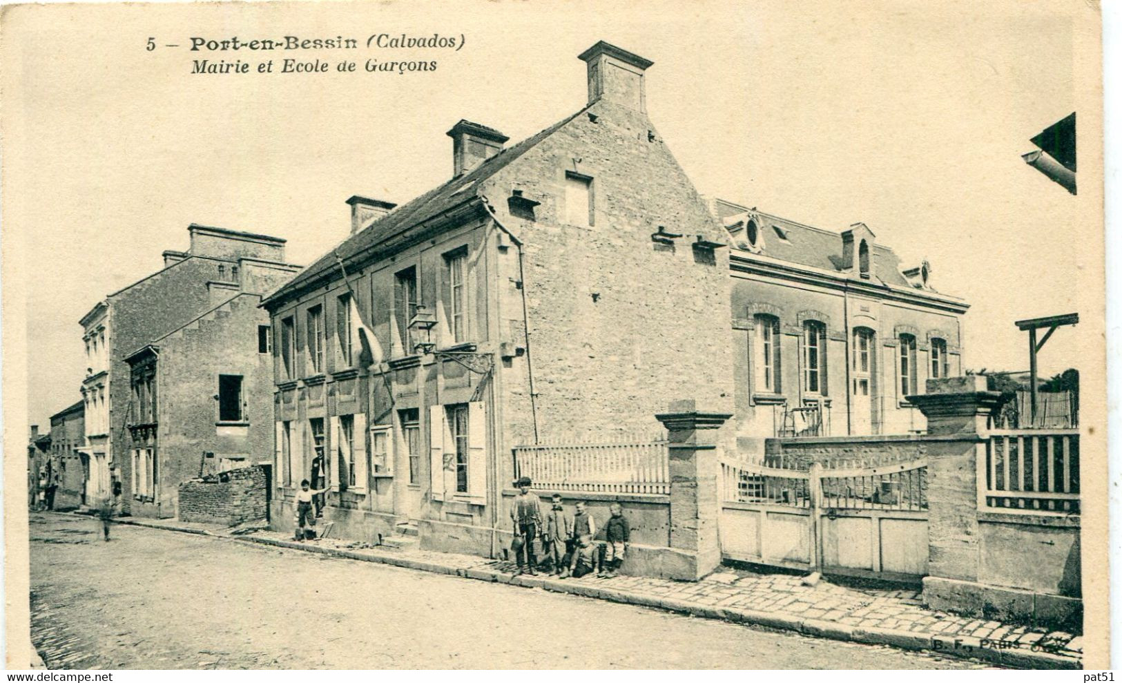 14 - Port En Bessin : Mairie Et Ecole De Garçons - Port-en-Bessin-Huppain