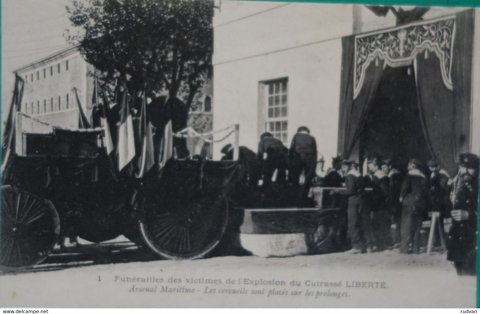 Funérailles Des Victimes Du Liberté - Chargement Des Cercueils - Bateaux