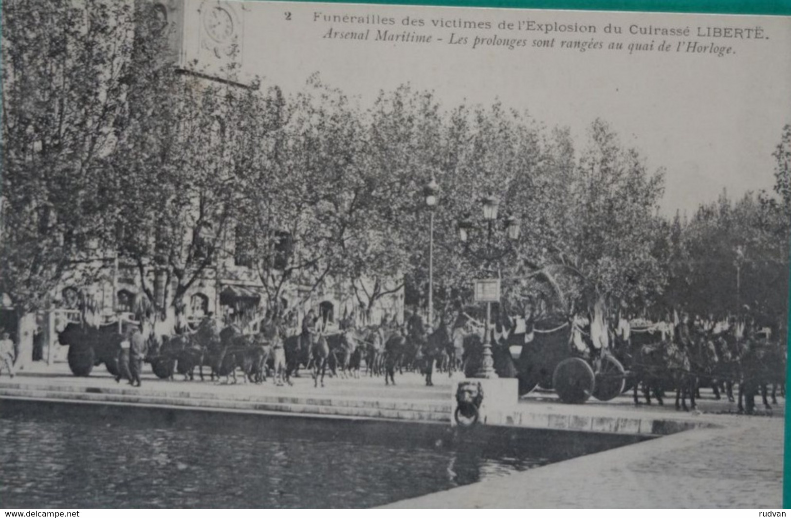 Funérailles Des Victimes Du Liberté - Rangement Des Cercueils Au Quai De L"Horloge - Boten