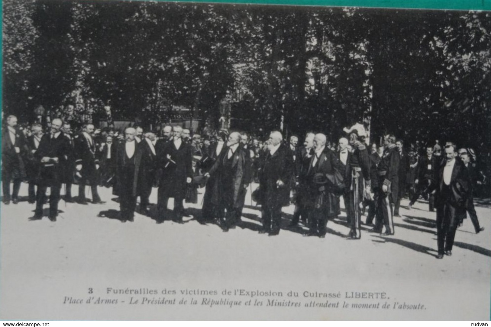 Funérailles Des Victimes Du Liberté - Président De La République Sur La Place D'Armes - Bateaux