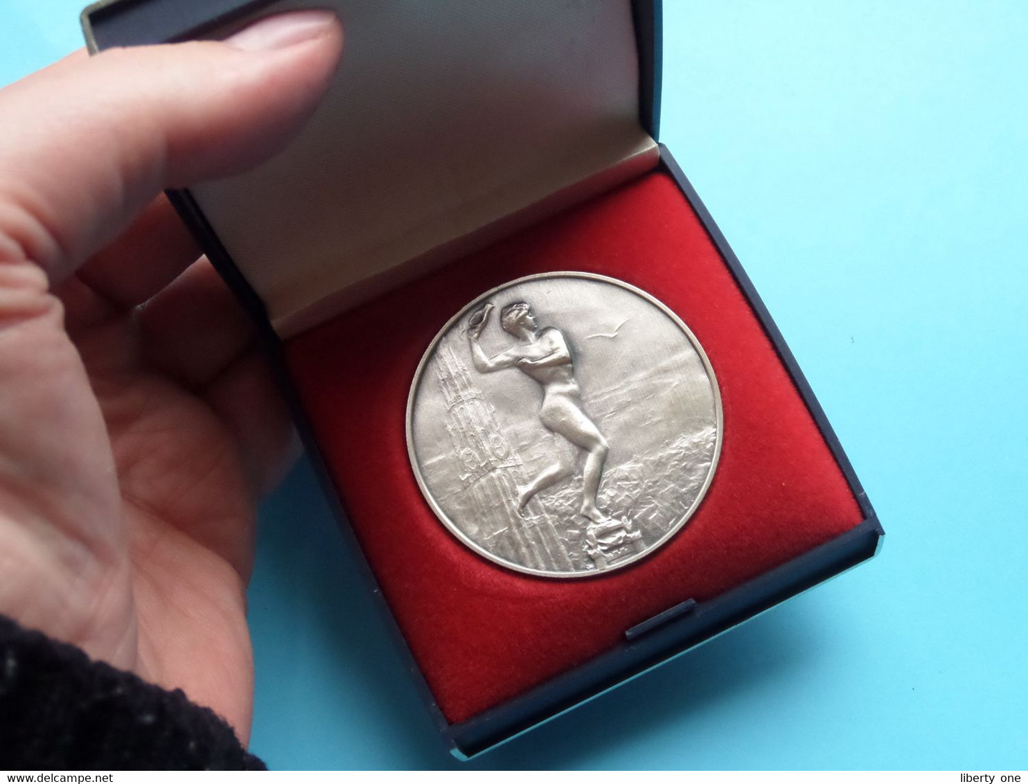 DEN GULDEN BRABO ( FITA - INDOOR 1983 ) BOOGSCHIETEN Médaille ( Zie Foto's ) Zilverkleur ! - Tir à L'Arc