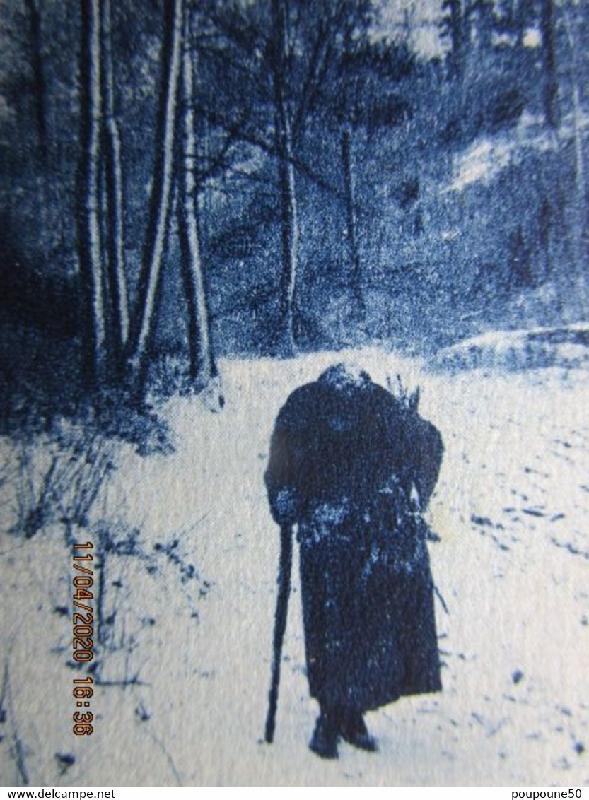 CPA 59 Nord  FORET En Hiver  Neige - Vieille Femme Avec Fagot De Bois Mort écrite QUIEVRECHAIN - La Vie Des Anciens 1945 - Quievrechain