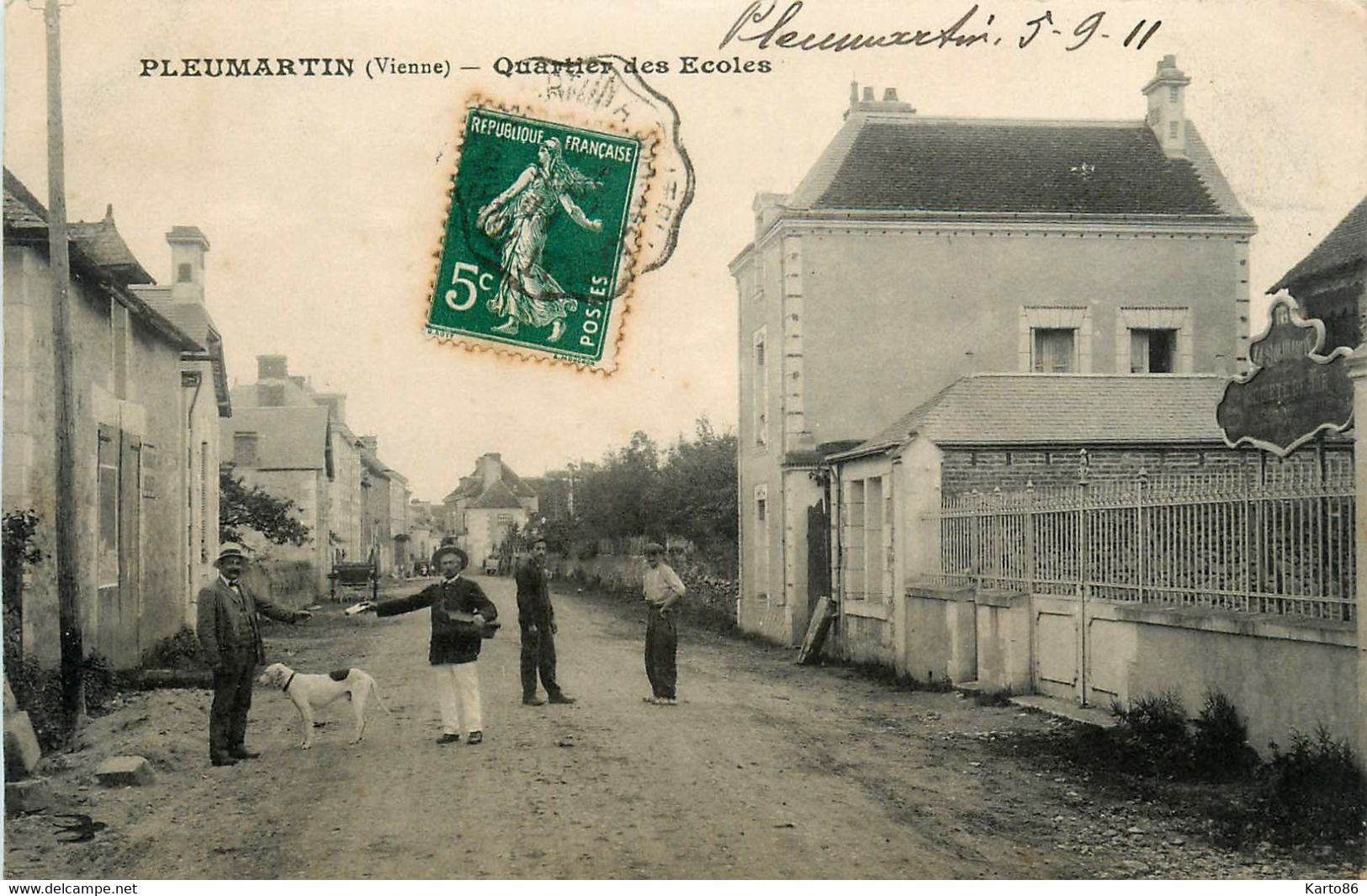 Pleumartin * Rue Et Quartier Des écoles * Le Facteur Livrant Le Courrier * Villageois - Pleumartin