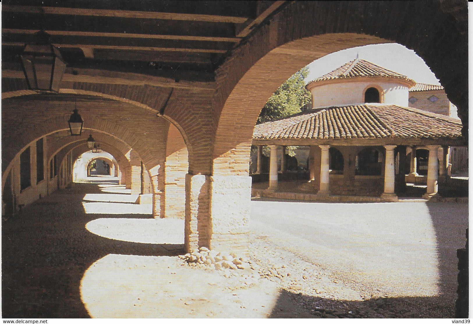 Auvilar - La Halle Circulaire Et Les Maisons à Arcades - Auvillar