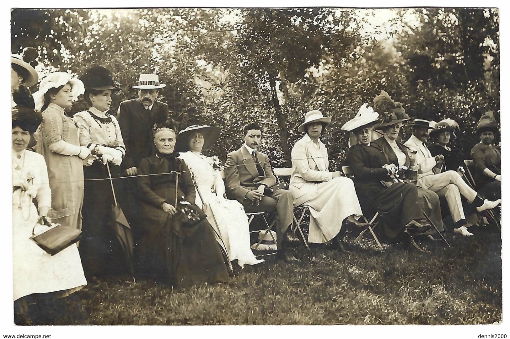 CARTE PHOTO - RECEPTION? - GROUPE DE PERSONNES DANS UN JARDIN - Ed. Au Palais Des Cartes, Menton - Receptions