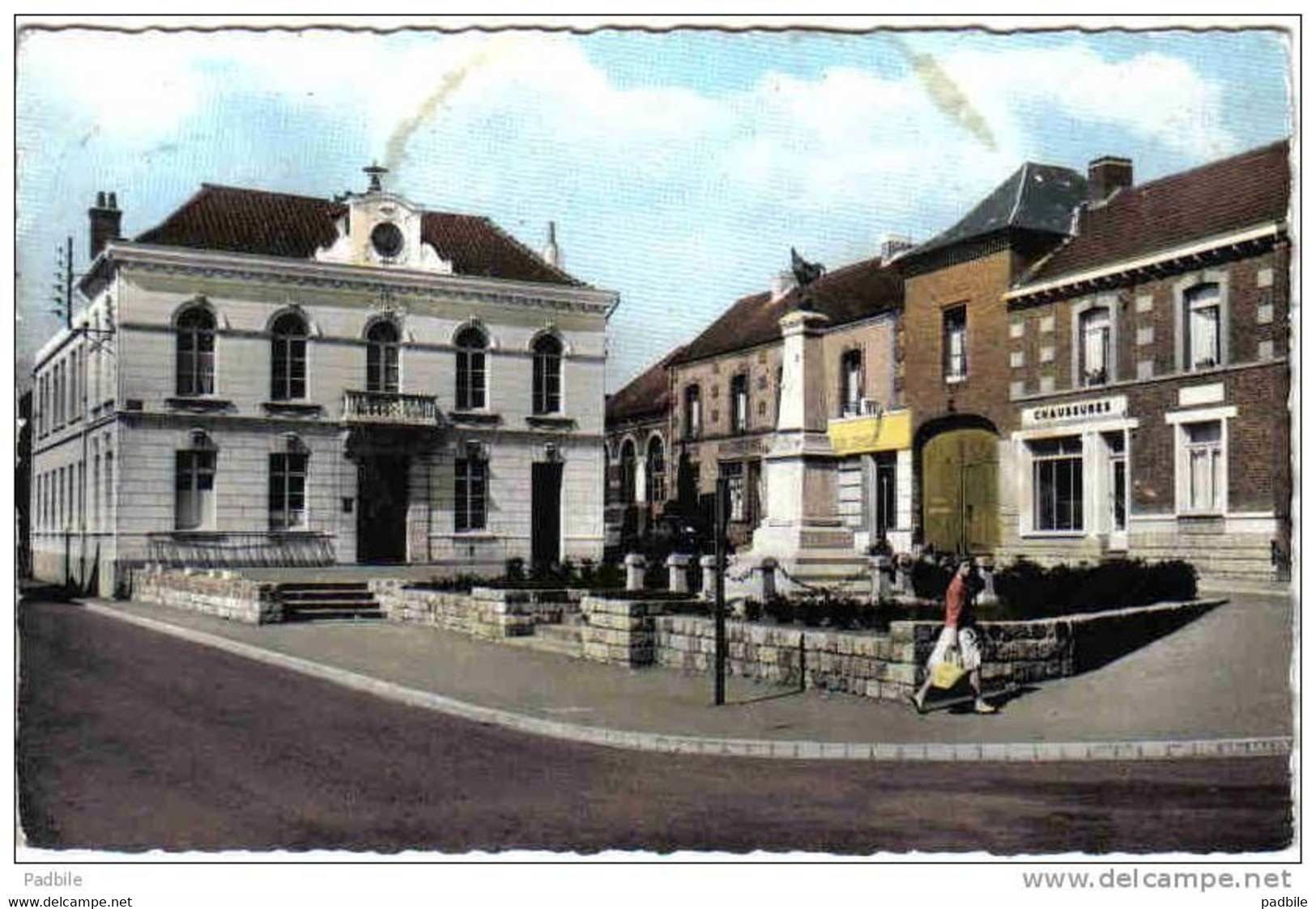 Carte Postale  62.  Beuvry  La Mairie Et Le Monument Aux Morts  Trés Beau Plan - Beuvry