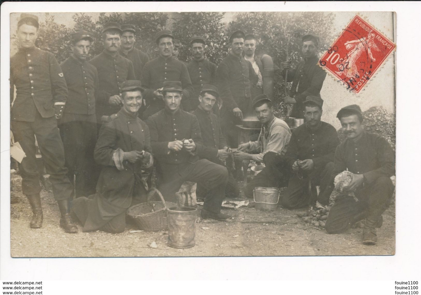 Carte Photo Manoeuvre Militaire Corvée De Pluches ( Au Dos Cachet De Départ Francueil En 1908 ) - Manovre