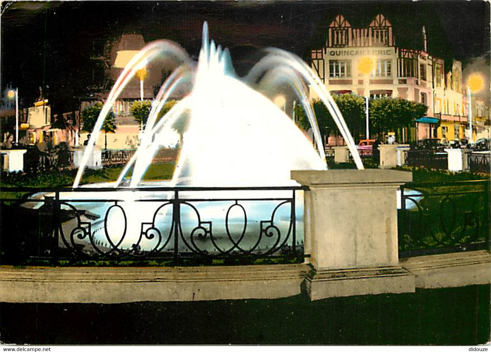 14 - Deauville - Place De Morny - Fontaines Illuminées - Vue De Nuit - Oblitération Ronde De Deauville De 1988 - CPM - V - Deauville