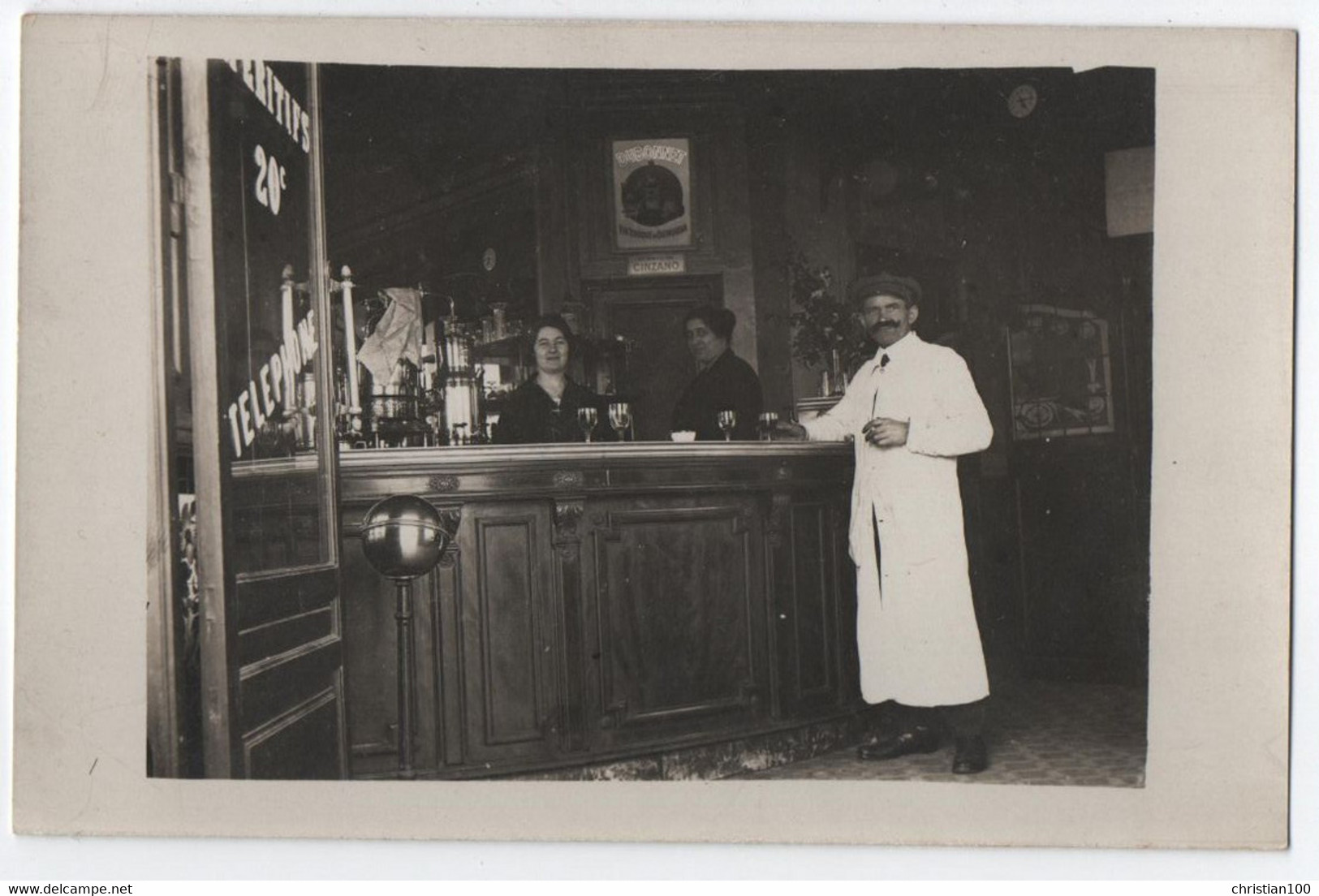 CARTE PHOTO : INTERIEUR D'UN CAFE - COMPTOIR DU BISTROT - CLIENT AU ZING DU BAR - PUB. CINZANO & DUBONNET -z 2 SCANS Z- - To Identify